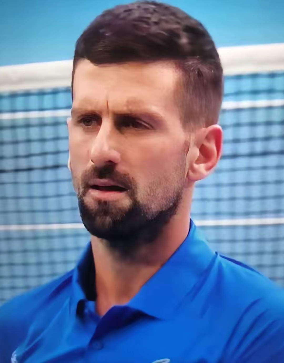  费德勒回归赛场，赛况扑朔迷离首场状态亮眼，掘金观众沸腾！